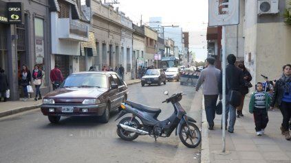 Sobre España antes de Pellegrini, había ayer una sola moto estacionada. 