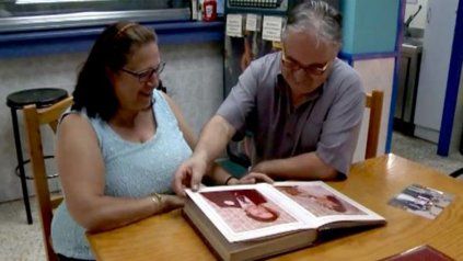 La pareja tras el hallazgo de la alianza 