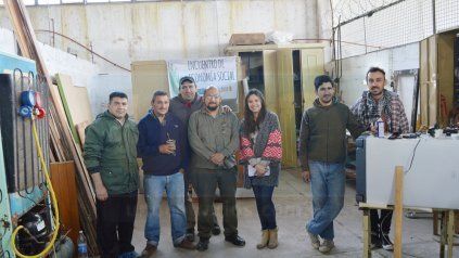Integrantes de Acción Social junto a parte del equipo que reparan heladeras y aires acondicionados. 