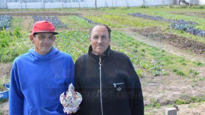 Dos internos y detrás la huerta de la UP 