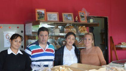 Personas que atienden en la panadería de la UP 
