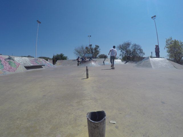 Solo quedan los restos de la baranda en el skatepark de Paraná. Foto <b> UNO</b> Juan Manuel Kunzi.
