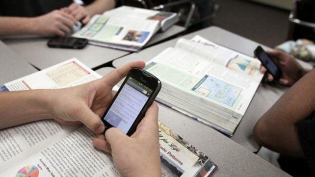 Nuevas tecnologías. Entre usos académicos y operativos, el celular se incorporará a las aulas.