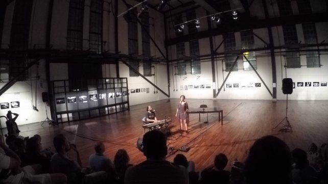 Negro Aguirre en el teclado junto a la voz de Guada Abero.