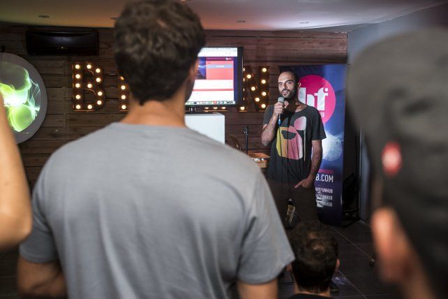 Músicos, skaters, actores, productores, todos reunidos en la presentación que se realizó en Brooklyn. Foto gentileza Agustín Zuttión.