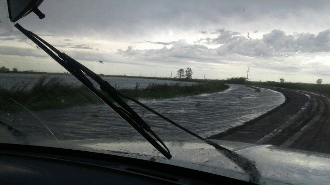 Las rutas se vuelven peligrosas y los pueblos quedan aislados. Foto <b> UNO</b> Santa Fe. 