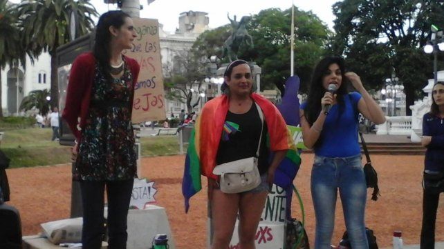 Keili dando su discurso en la plaza 1°de Mayo de Paraná.