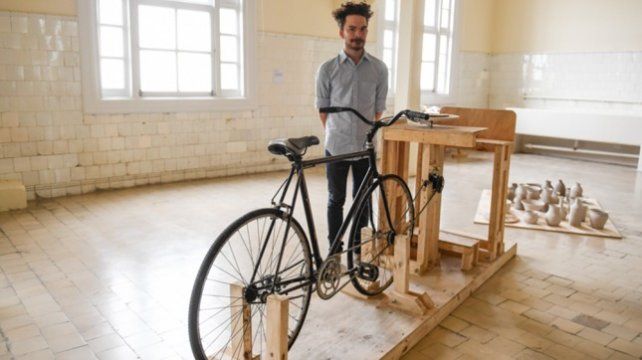 Andrés con su obra.