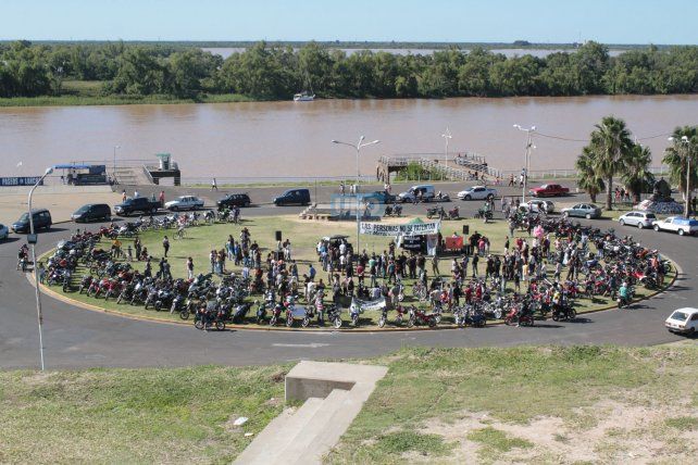 Más de 500 motociclistas se reunieron en la costanera. Foto <b> UNO</b> Juan Ignacio Pereira. 