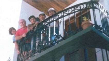 Arquímedes en el balcón de su escritorio, junto a su hijo Guillermo y los albañiles que reformaron su casa. Allí mantuvo secuestrado a Aulet, en una "caja" de dos metros por dos 