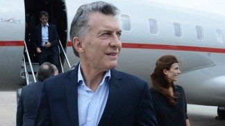 El presidente bajó del avión junto con la Primera Dama, Juliana Awada.