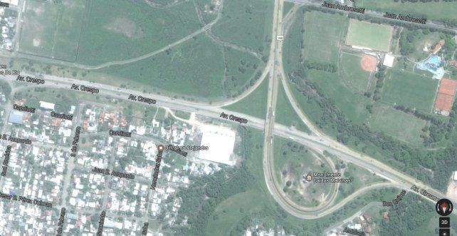 La frase está sobre el pasto abajo del puente que sale del