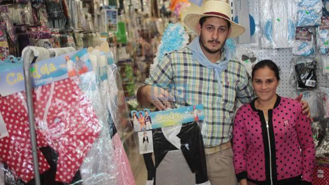 <p> Caballeros, damas antiguas, coyas, vendedores de velas, lavanderas y paisanas son las opciones más buscadas.</p><p></p>