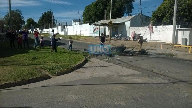 Familiares de los presidiarios acompañan la medida de protesta con un corte de calle frente a la Unidad Penal