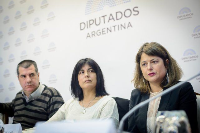 Los padres de Micaela y la diputada.