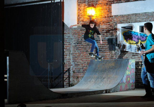 Cande dropeando en el miniramp. Foto gentileza Diego Alejo San Martín. <div><br></div>
