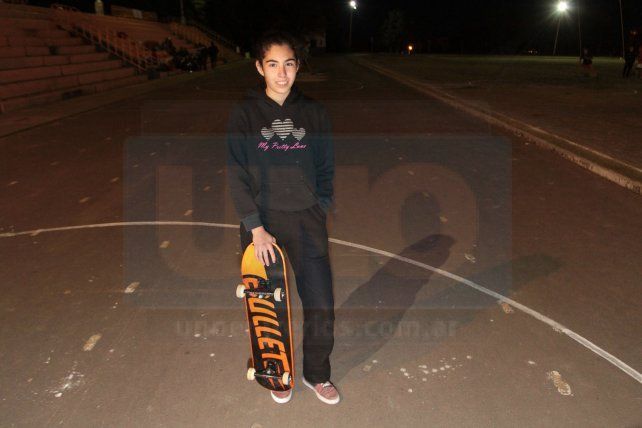 Cande con su tabla nueva en el Berduc.