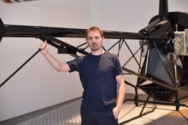 Basualdo aferrado a su obra.