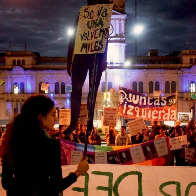 En una de las marchas que llegó a los tribunales de Paraná.