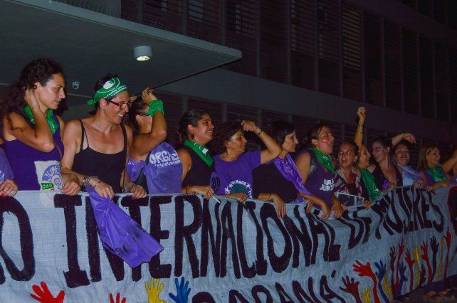 Lina junto a sus compañeras en la marcha mundial del 8M que en Paraná terminó en tribunales.
