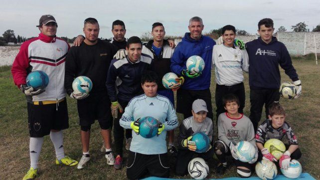 Giacomelli junto a los arqueros que entrena en la cancha auxiliar de Ministerio los lunes y miércoles.