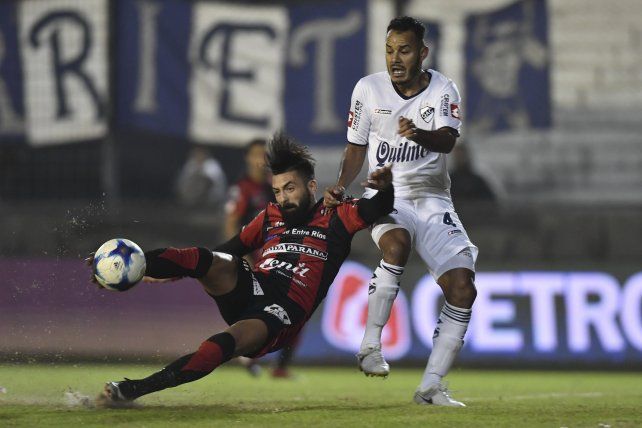 Nicolás Bertochi el auto del gol de Patronato impactando el balón. Foto Télam. 