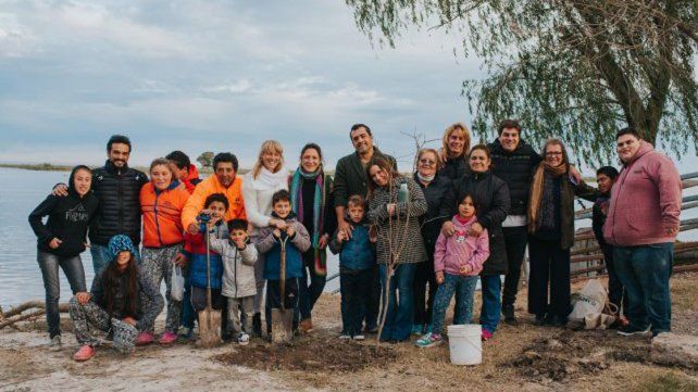 <b> Sus alumnos</b>. Montenegro ayuda a estudiar a 22 personas del pequeño pueblo.