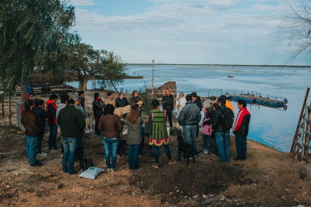 Una posta de Puerto Ruiz y la comunidad educativa de la escuela. Foto Gentileza Luis Giménez Beresiartú.