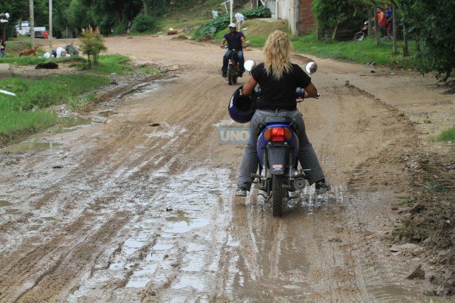 Hace años que las calles internas de La Toma Vieja están destruidas. Foto UNO Archivo.