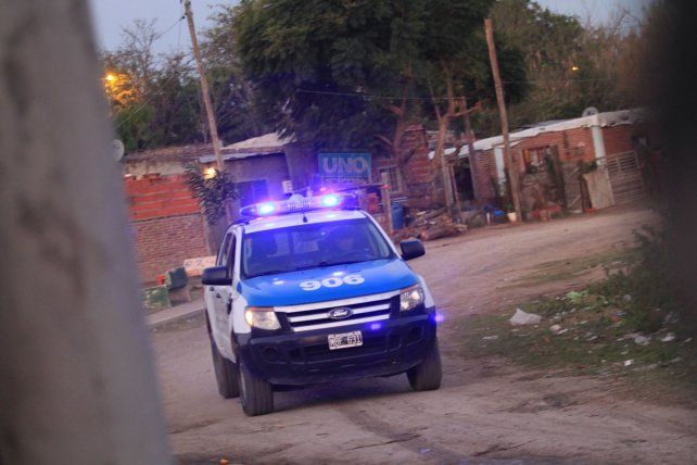 La policía entra y sale de la villa. Foto <b> UNO </b>Juan Ignacio Pereira.