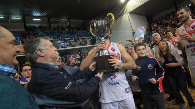 El secretario de deportes de la provincia haciendo entrega de la copa. Foto <b> UNO</b> Juan Ignacio Pereira