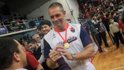 Con la medalla. Gustavo Agasse es saludado por la gente luego de la premiación vivida con gran emoción.