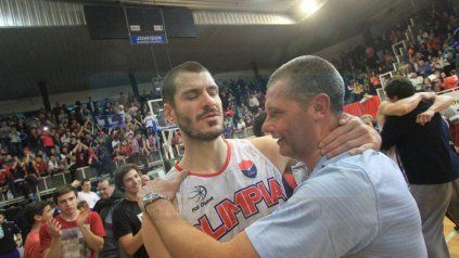 Emoción y desahogo. Fue un momento único lo vivido el sábado por la noche. Agasse saludó y abrazó a cada jugador.