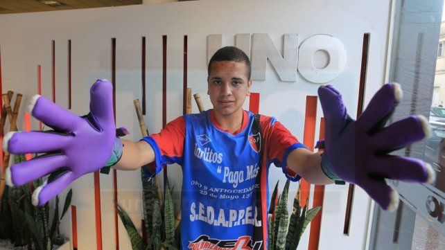 Tomás Martínez, con tan solo 18 años. Se lució en el 2016 con los colores de Palermo y a principio del 2017 pasó a Belgrano. Es el tercer arquero del equipo dirigido por Veronesse. Foto <b> UNO </b>archivo