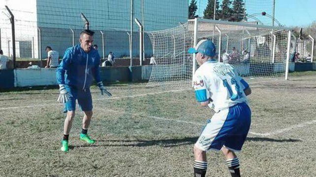 Es el arquero titular de Sportivo Urquiza. Gastón Sturtz ocupa el lugar de Roque Vallejos, un histórico de La Floresta.