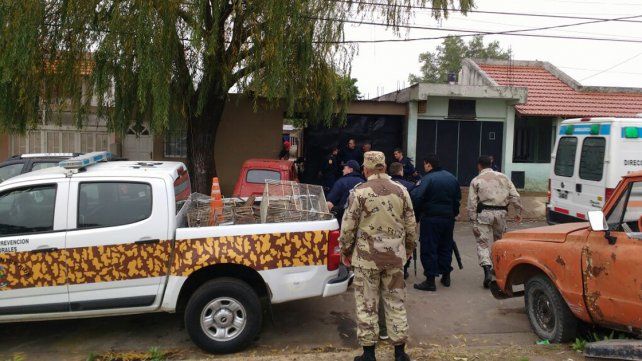 <b> Máxima tensión</b>. Un policía fue desmayado con un golpe en el cráneo.