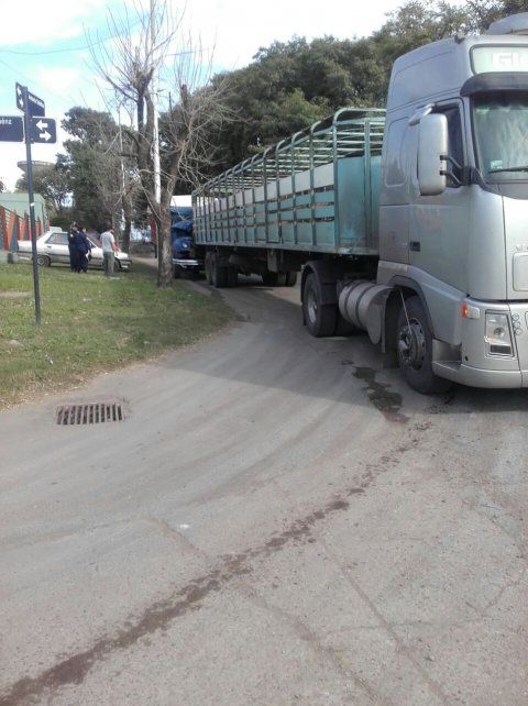 <b> Sin frenos</b>. El Mercedes Benz se llevó por delante al Volvo.