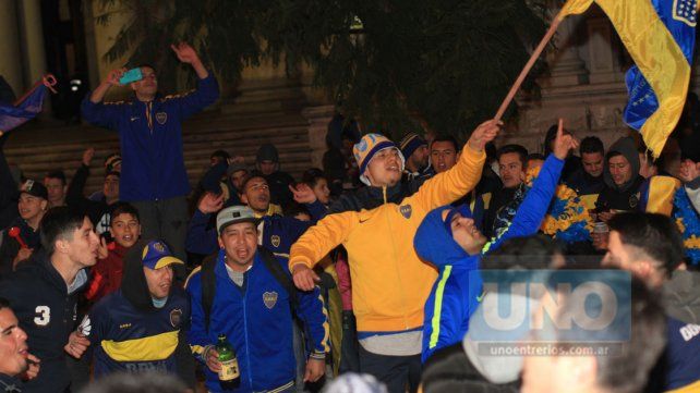 El pueblo Xeneiza en la plaza 1° de Mayo