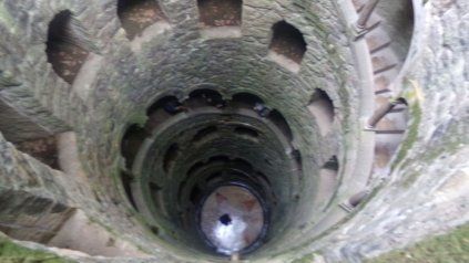 <b> Pozo Iniciático</b>. Los practicantes trabajan en dos niveles: uno ascendente y otro descendente.