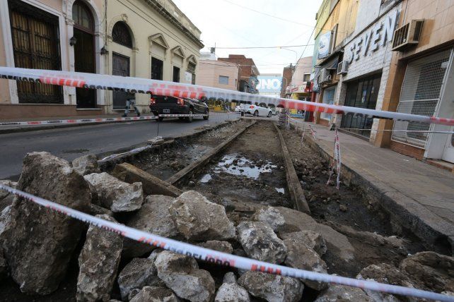 Los obreros trabajaron en calle Italia hoy por la mañana. Foto <b> UNO</b> Diego Arias.