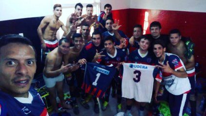 Felices. Los jugadores de Ciclón del Sur festejaron en su vestuario el triunfo que le dio el liderazgo absoluto en la B.