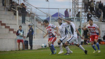El cabezazo de Noir es obstaculizado por Losada.