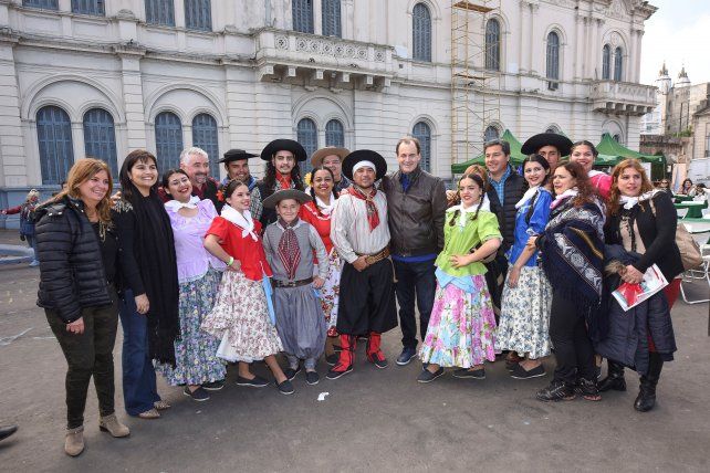 Los integrantes del ballet de danzas tradiciones posaron junto con el gobernador Bordet. 