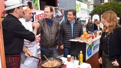 Bordet. "Le presento a Zavallo", parece decirle al cocinero. El aludido sonríe. Claudia Gieco, de perfil. 