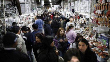 Dinámica. Miles de personas de todo el país van a diario en busca de precios convenientes. 