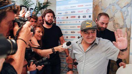 Conferencia de prensa de Diego Maradona en Nápoles. 