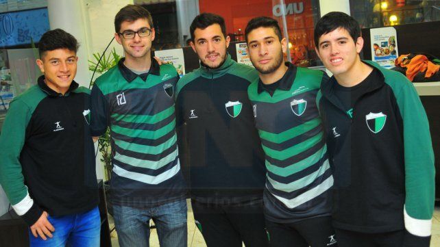 Visitaron la redacción del Diario UNO de Entre Ríos; Brian Busten, Juan Manuel Yaryez, Mauro Schroeder, Lucas Salvarini y Luciano Albarracín. Foto <b> UNO</b> Juan Manuel Hernández.