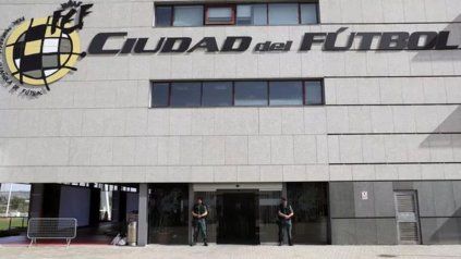 <div> Agentes de la Guardia Civil custodian el acceso principal de la sede de la Federación Española de Fútbol </div><div><div></div></div>