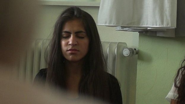 <div><p> Tanto Ekhlas como otros niños yazidíes están recibiendo educación y apoyo psicológico. Aquí en una sesión de meditación.</p></div>