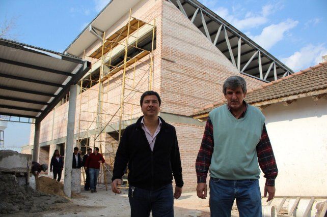 Gustavo Zavallo y Juan Carlos Kloss recorriendo obras. 